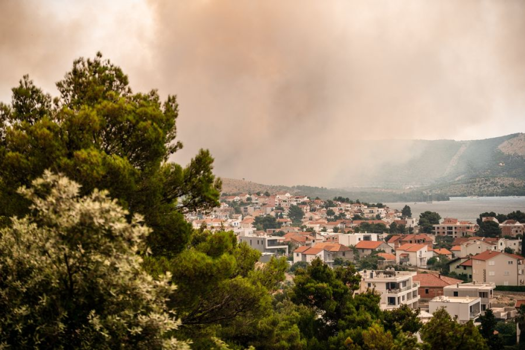 FOTOGALERIJA: Vatrogasci i stanovnici bore se s požarom u Grebaštici