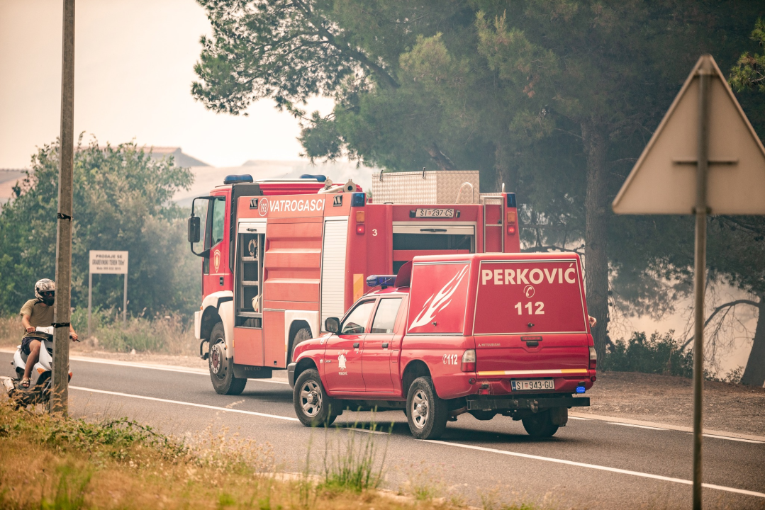FOTOGALERIJA: Vatrogasci i stanovnici bore se s požarom u Grebaštici