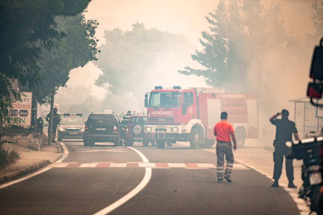 FOTOGALERIJA: Vatrogasci i stanovnici bore se s požarom u Grebaštici