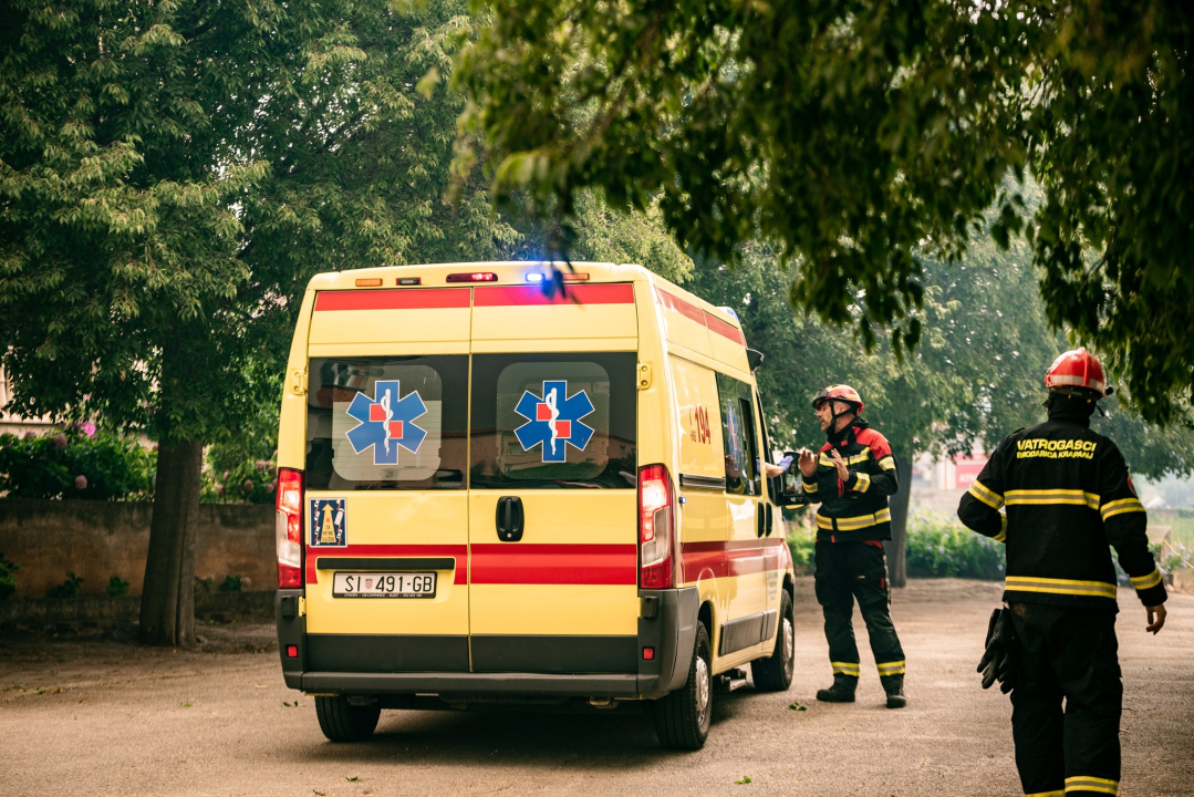 FOTOGALERIJA: Vatrogasci i stanovnici bore se s požarom u Grebaštici