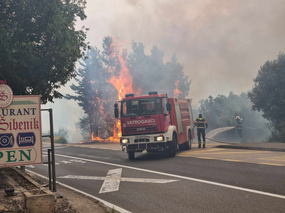 FOTOGALERIJA iz središta požara: Grčevita borba protiv vatre i vjetra