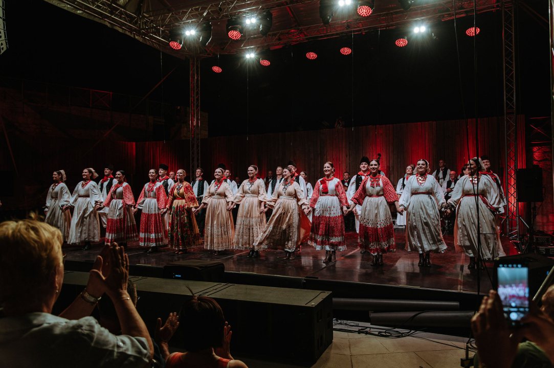 Raskoš i sjaj Ansambla Lado na Tvrđavi sv. Mihovila: Bogatstvo nošnji i spektakularni plesovi oduševili šibensku publiku