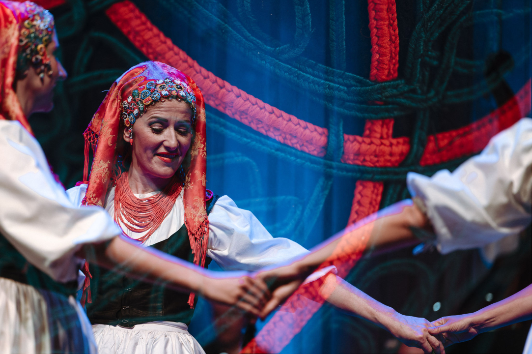 Raskoš i sjaj Ansambla Lado na Tvrđavi sv. Mihovila: Bogatstvo nošnji i spektakularni plesovi oduševili šibensku publiku