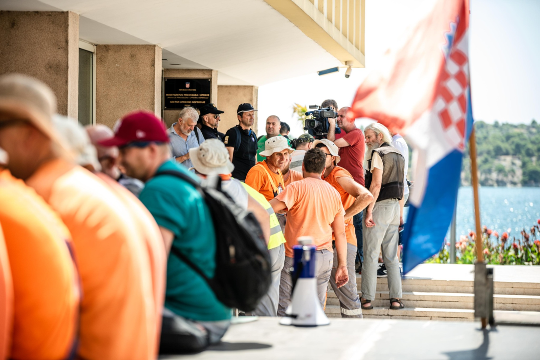 Radnici Cesta Šibenik održali novi prosvjed: 'Župan uništava ovu tvrtku i ove ljude'