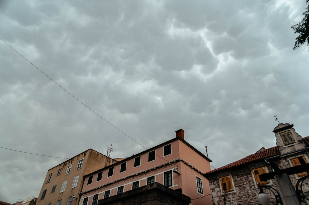 Nevrijeme stiglo do Šibenika i donijelo zanimljive mammatus oblake
