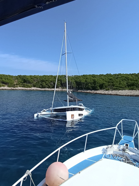 Kod Paga se prevrnuo brod sa 7 osoba, kod Brača potopljen katamaran, kod Sali sudar brodica