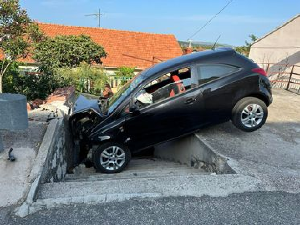 Automobil u Crnici sletio s ceste, vozač prevezen u bolnicu
