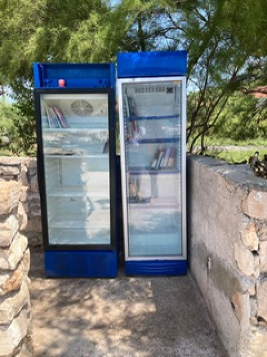 Na Zlarinu u frižiderima čuvaju knjige, a turistima dijele vodič u kojem se šale na vlastiti račun