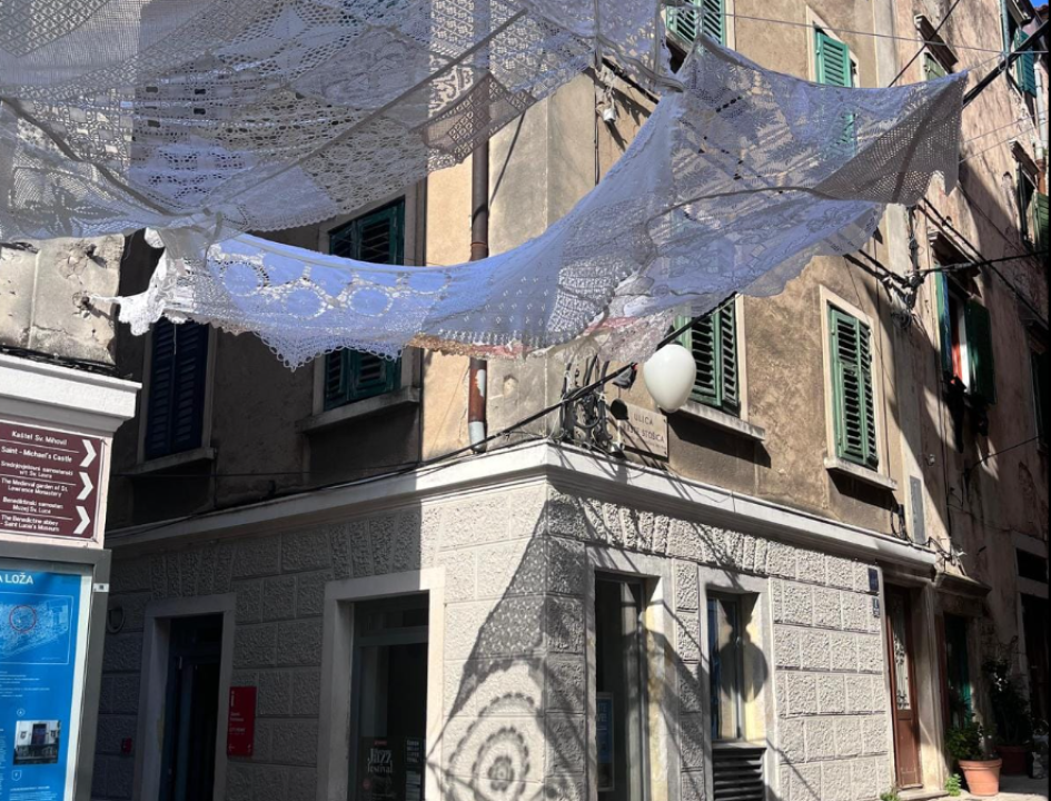 Ženski ručni rad u Šibeniku od danas pruža hlad