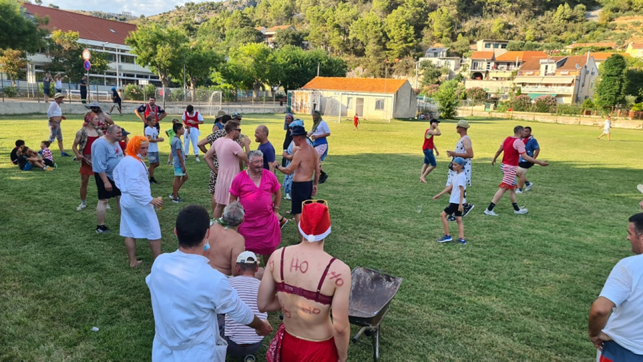 Stari i mladi u Skradinu navukli kostime i odmjerili snage na nogometnom terenu