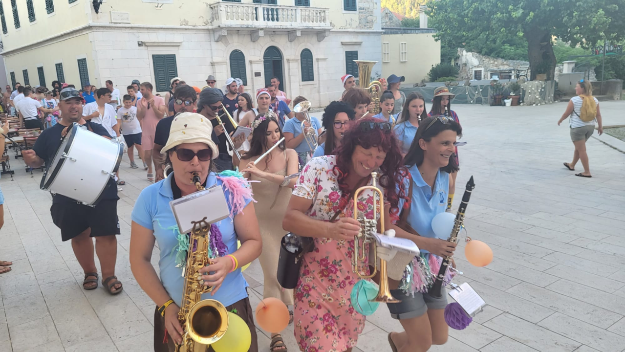 Stari i mladi u Skradinu navukli kostime i odmjerili snage na nogometnom terenu