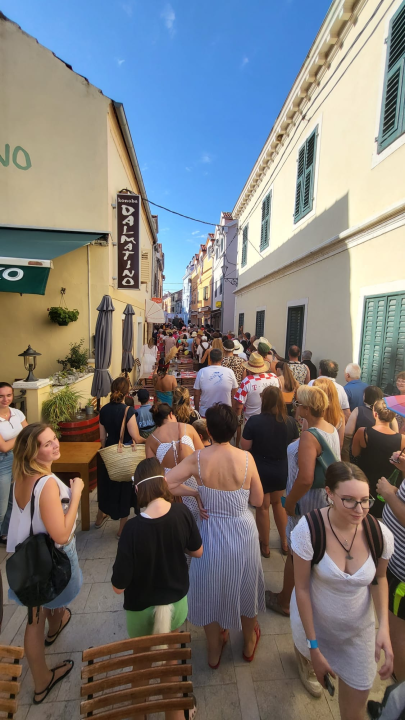 Stari i mladi u Skradinu navukli kostime i odmjerili snage na nogometnom terenu