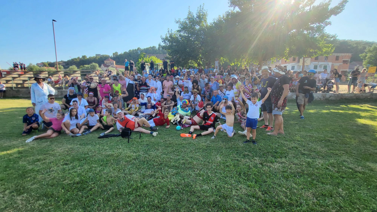 Stari i mladi u Skradinu navukli kostime i odmjerili snage na nogometnom terenu