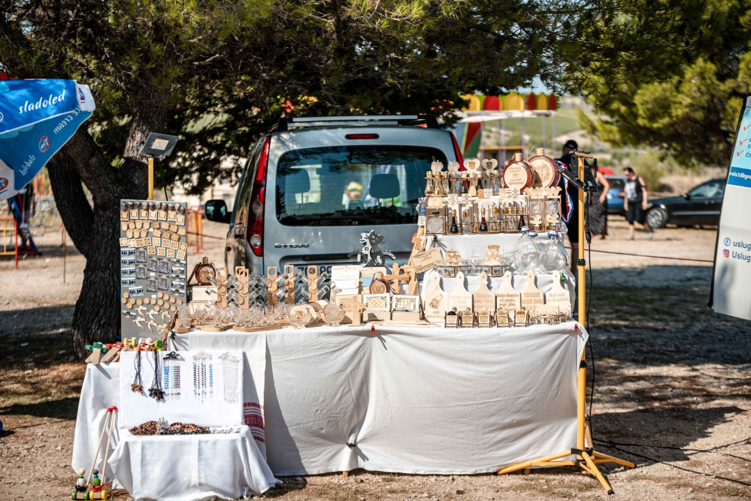 Na štandovima u Vrpolju janjetine nema, ali zato je red preko ceste: 'Tko ima u džepu, taj će i pojesti'