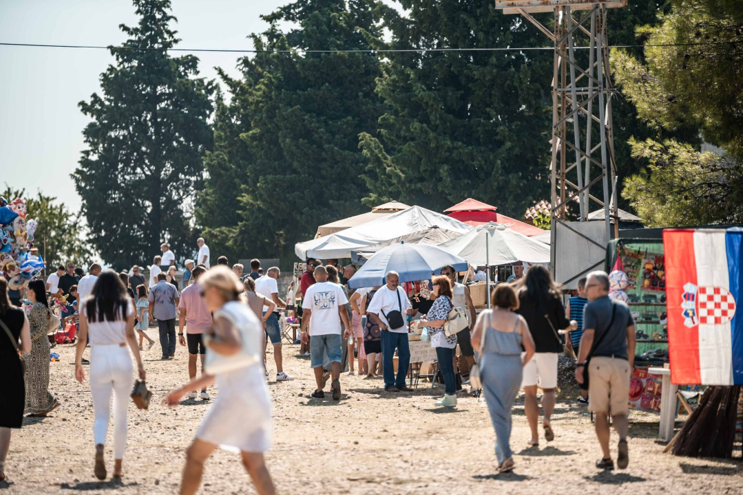 Na štandovima u Vrpolju janjetine nema, ali zato je red preko ceste: 'Tko ima u džepu, taj će i pojesti'