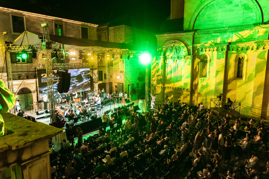 Prva večer Šansona prošla u znaku Vice Vukova: Idealan ambijent za legendarne pjesme šibenskog slavuja