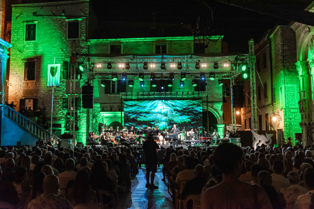 Prva večer Šansona prošla u znaku Vice Vukova: Idealan ambijent za legendarne pjesme šibenskog slavuja