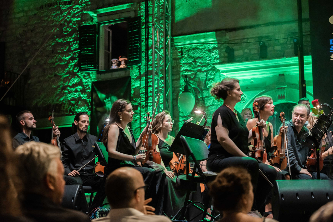 Prva večer Šansona prošla u znaku Vice Vukova: Idealan ambijent za legendarne pjesme šibenskog slavuja