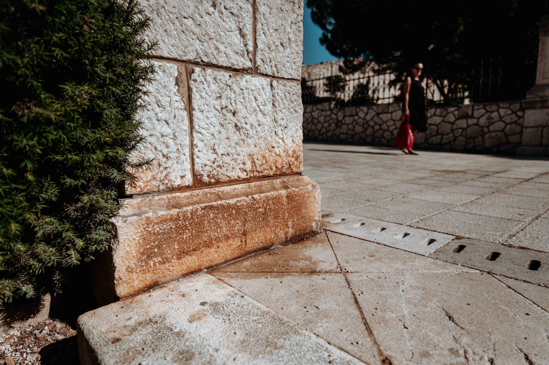 Poljana prljava i nakon pranja, a trg ispred Fausta Vrančića postao livada