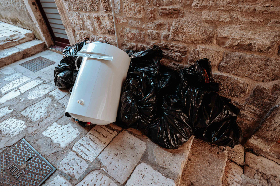 Poljana prljava i nakon pranja, a trg ispred Fausta Vrančića postao livada