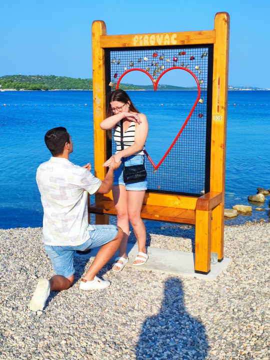 Pala prva prosidba na 'klupi za zabljubljene' u Pirovcu: Klaudija rekla 'da'