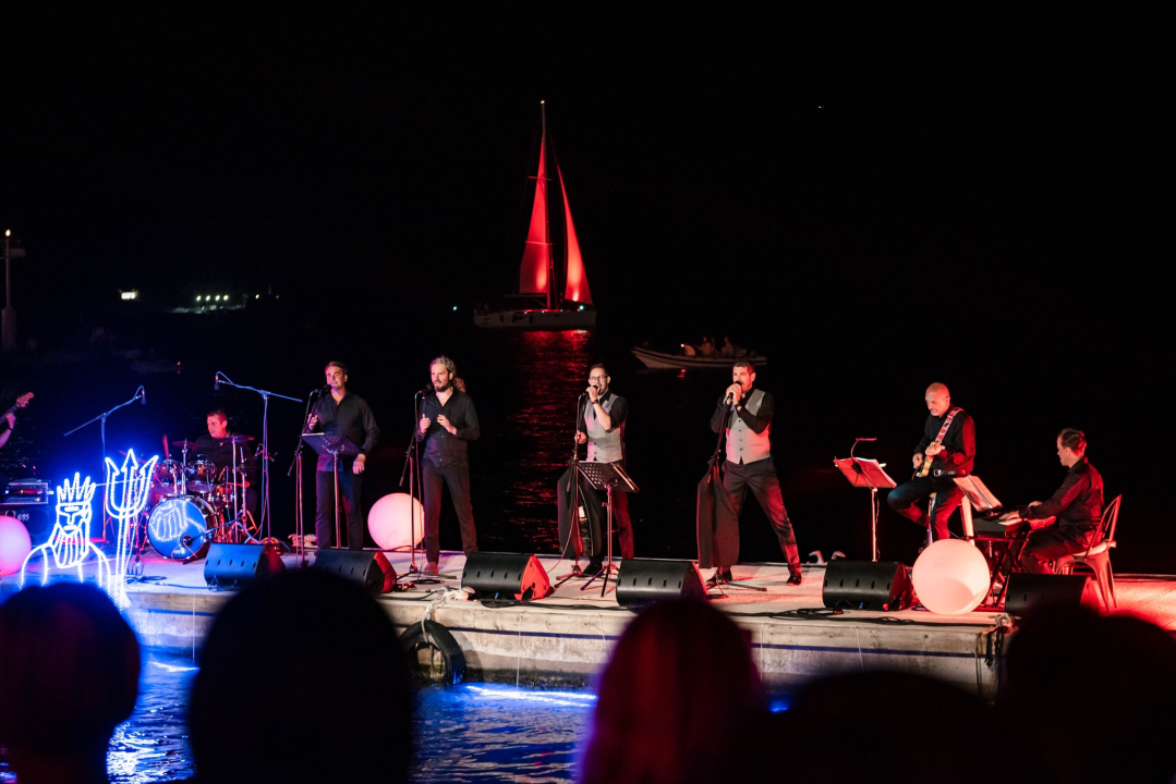 'Light is Life' upozorio na iskorištavanje planeta Zemlje: Šibenik obojan u crveno, a 4 tenora dali glazbeni doprinos