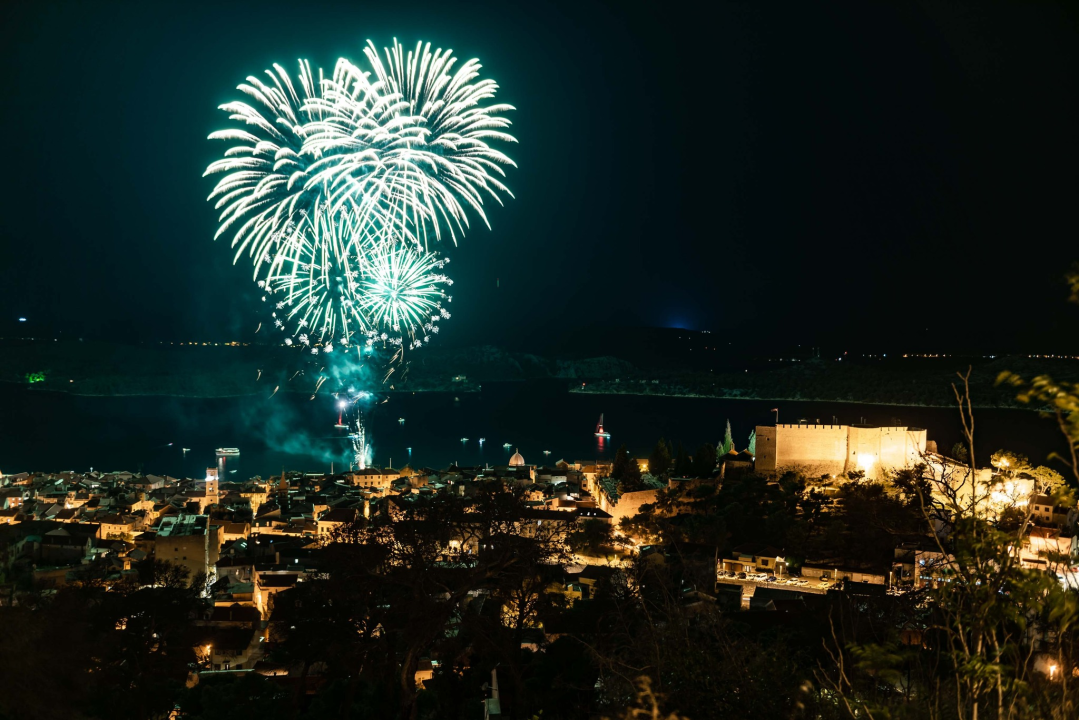 'Light is Life' upozorio na iskorištavanje planeta Zemlje: Šibenik obojan u crveno, a 4 tenora dali glazbeni doprinos