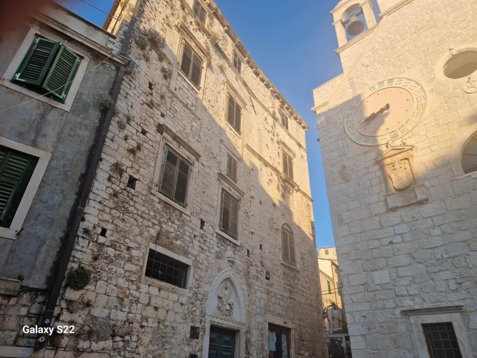 Kamen pao s palače Rossini na kalelargu i porezao ruku turistu: 'Da mu je pao na glavu, ubio bi ga' 