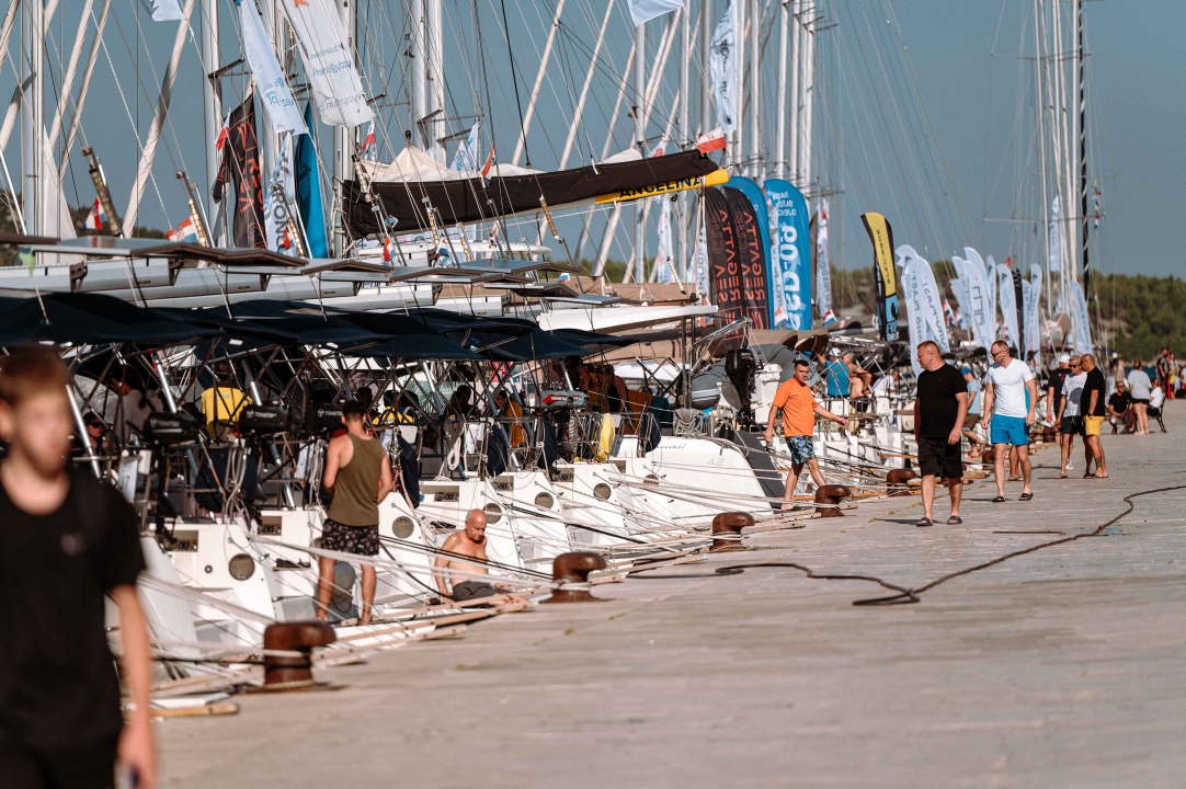 Riva puna jedrilica kao usred sezone, ali bez slaloma između turista ako prošetate