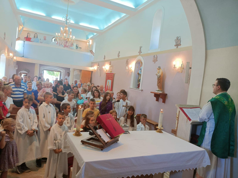 U župama Ražine i Ljubitovica blagoslovljene školske torbe i ruksaci