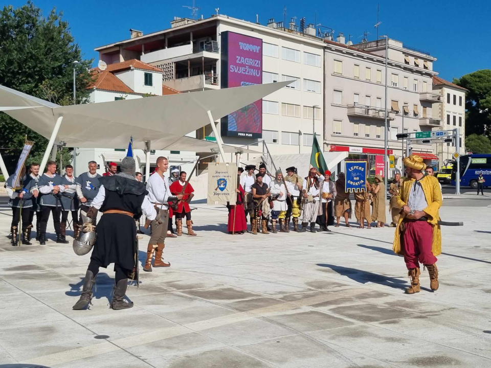 Na Poljani postrojavanje povijesnih postrojbi: Krenuo defile gradskim ulicama  