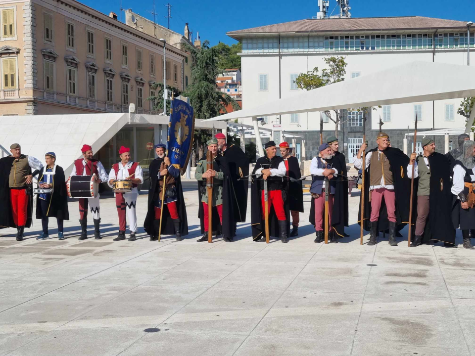 Na Poljani postrojavanje povijesnih postrojbi: Krenuo defile gradskim ulicama  