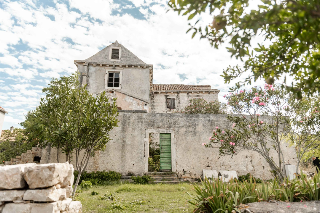Rankulin je bio obrtnik, advokat, vođa pučke bune, predmet tračeva, brata mu je objesilo: U 16. stoljeću postavio je svoj grb na palači na Zlarinu