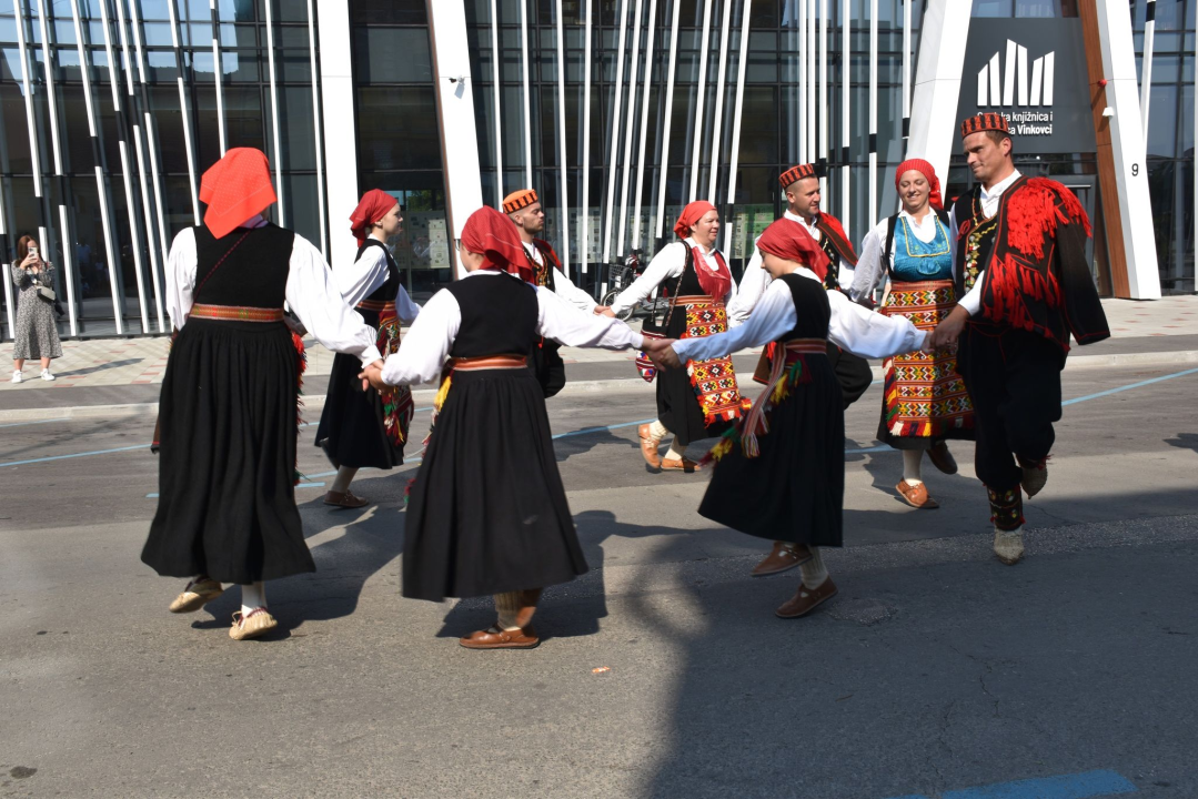 KUU Zvona Zagore na Vinkovačkim jesenima: Biralica uz diple, ojkavica, treskavica i kola po naški