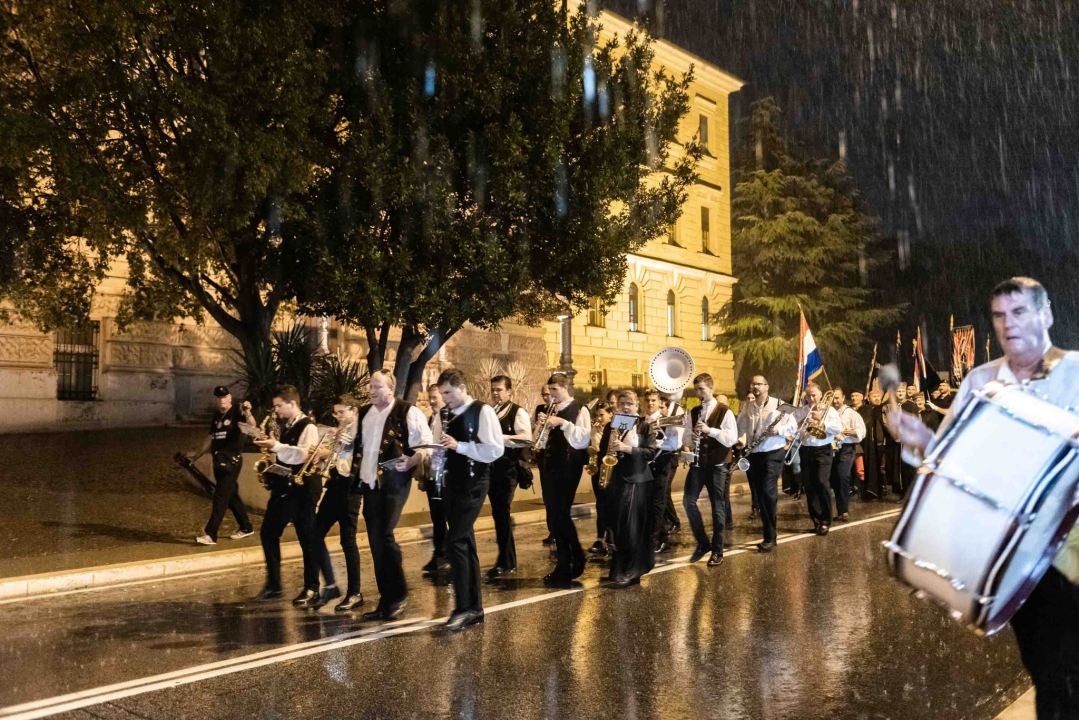 Unatoč prolomu oblaka, grmljavini i pljusku, Šibenčani pokazali koliko im znači Rujanski rat 