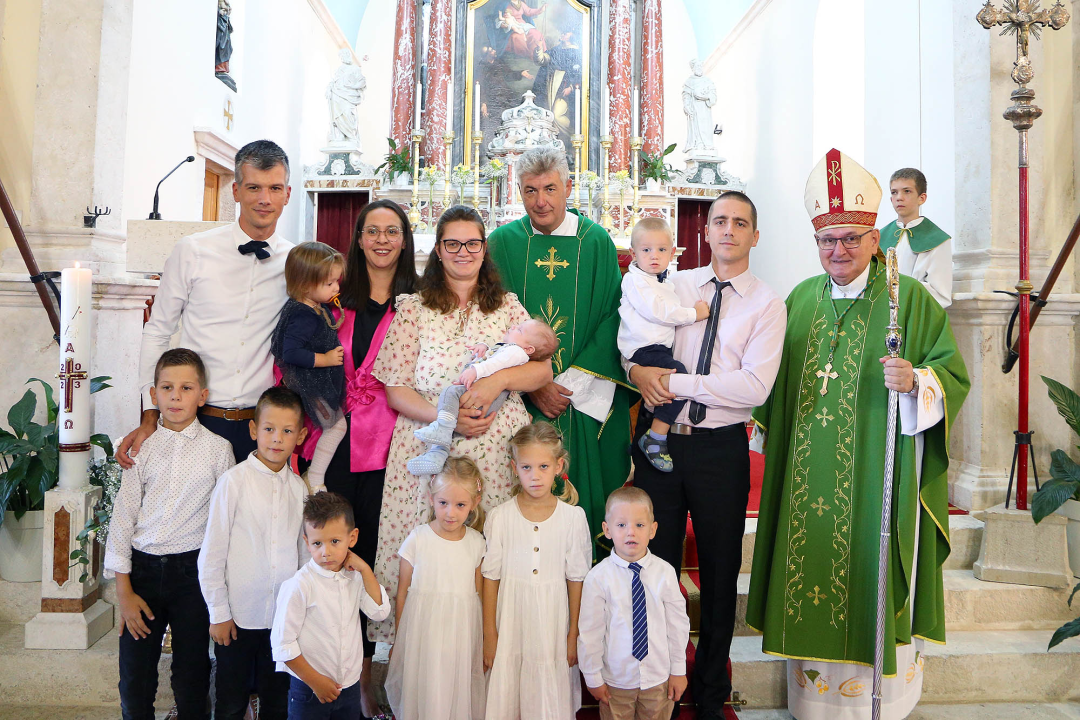 U Betini kršteno peto dijete obitelji Škevin: 'Ovo je poticaj za župnu zajednicu'