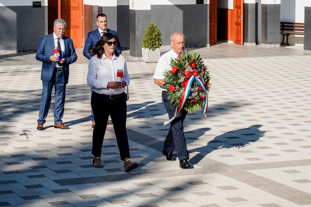Kod Središnjeg križa na Kvanju položeni vijenci i zapaljene svijeće u povodu sv. Mihovila