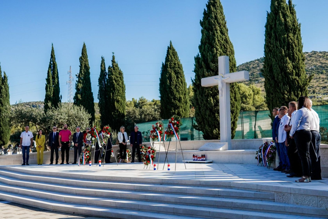 Kod Središnjeg križa na Kvanju položeni vijenci i zapaljene svijeće u povodu sv. Mihovila