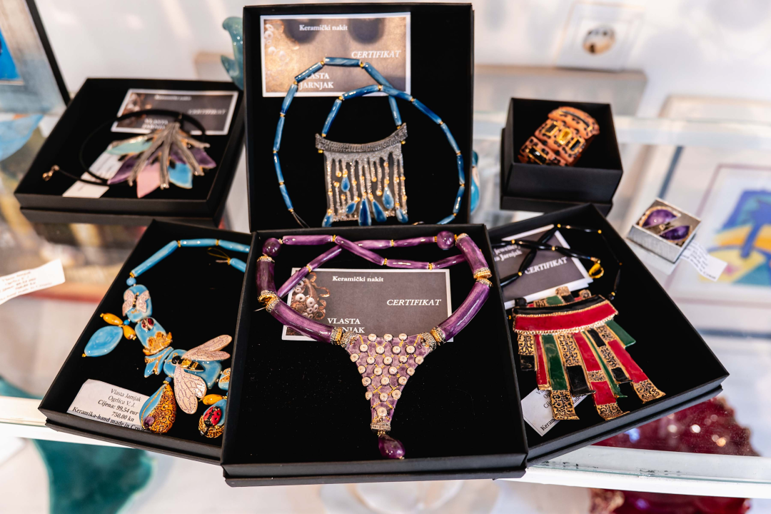 U Galeriju Juraj Dalmatinac stigle zimske kolekcije dizajnerske odjeće i nakita