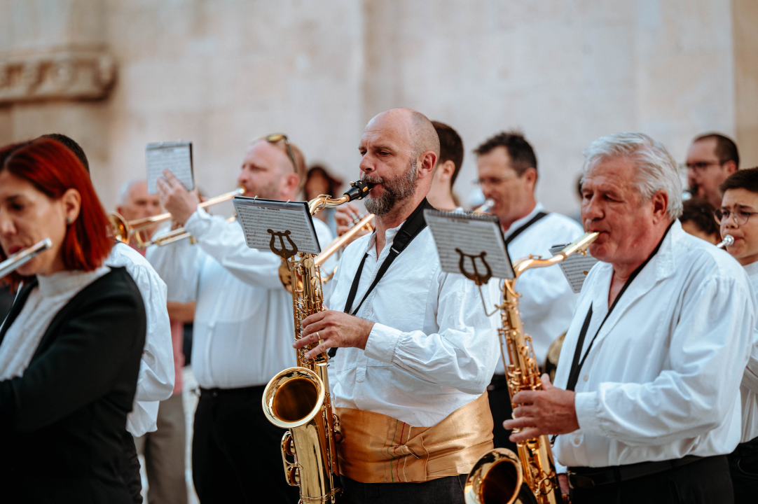 Promenada Šibenske narodne glazbe starom gradskom jezgrom oduševila prolaznike