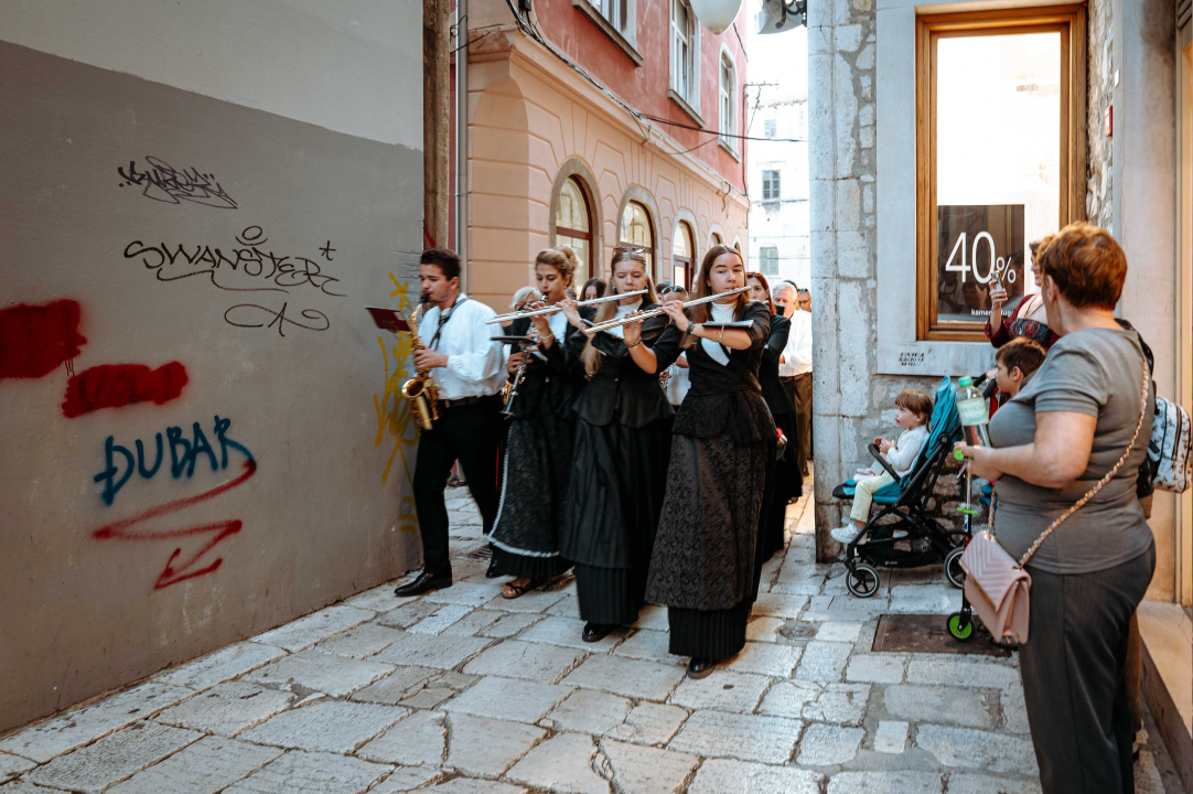 Promenada Šibenske narodne glazbe starom gradskom jezgrom oduševila prolaznike