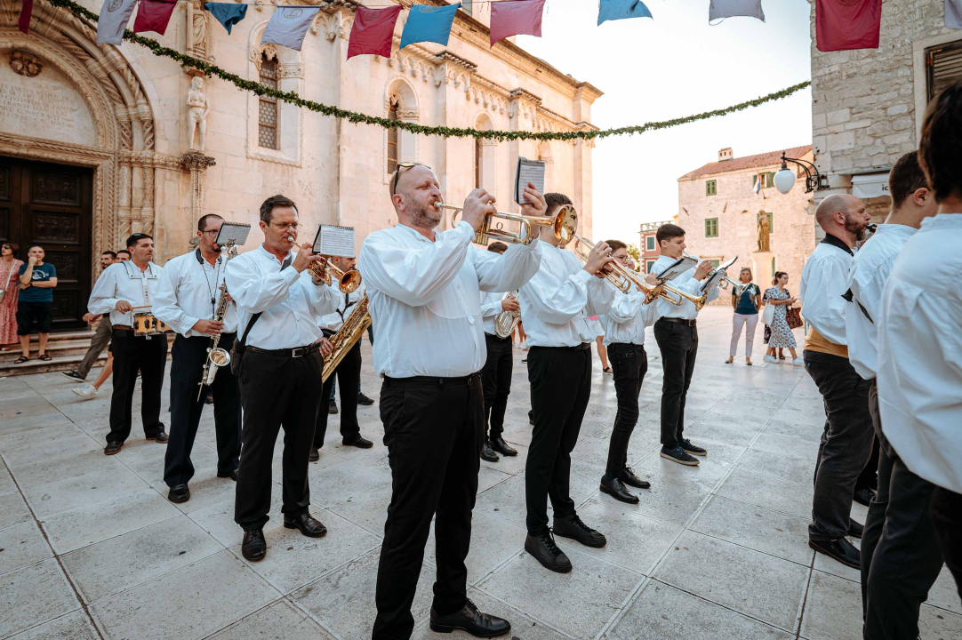 Promenada Šibenske narodne glazbe starom gradskom jezgrom oduševila prolaznike
