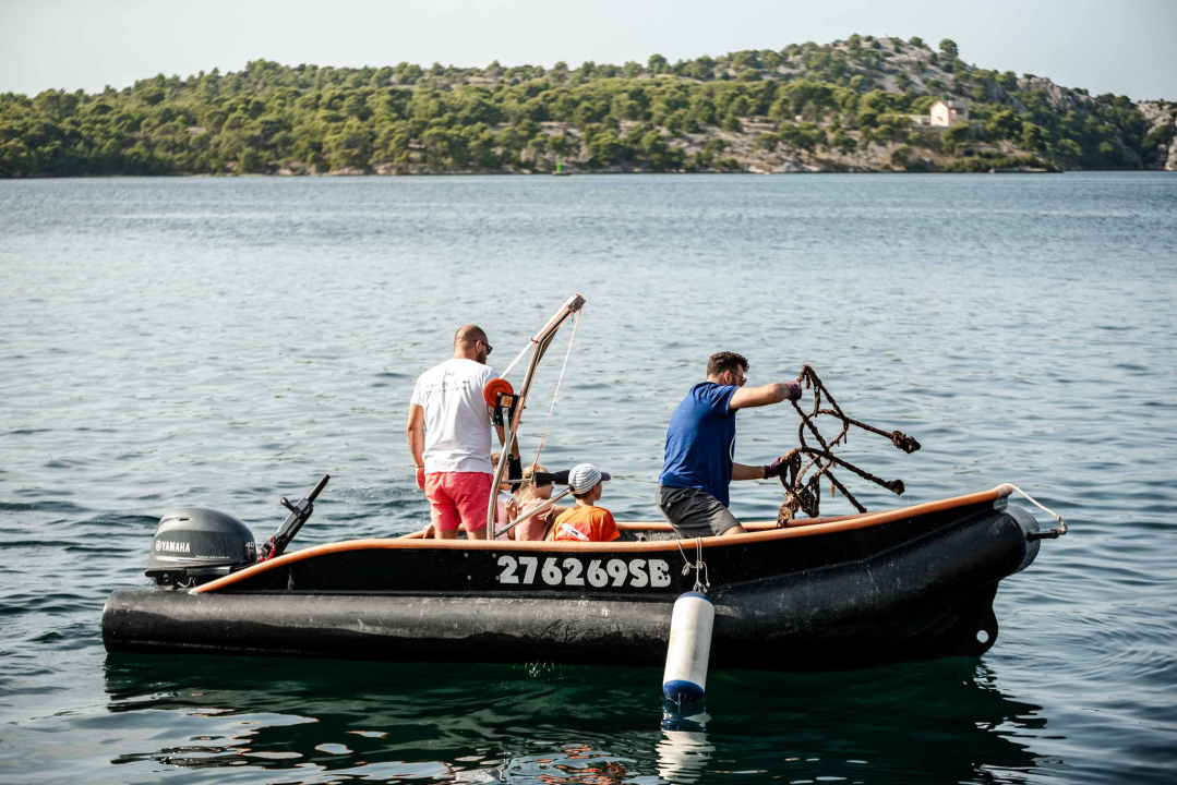 Jutros povodom Dana grada čišćeno podmorje šibenske rive: Među puno smeća pronađena pa deaktivirana ručna bomba