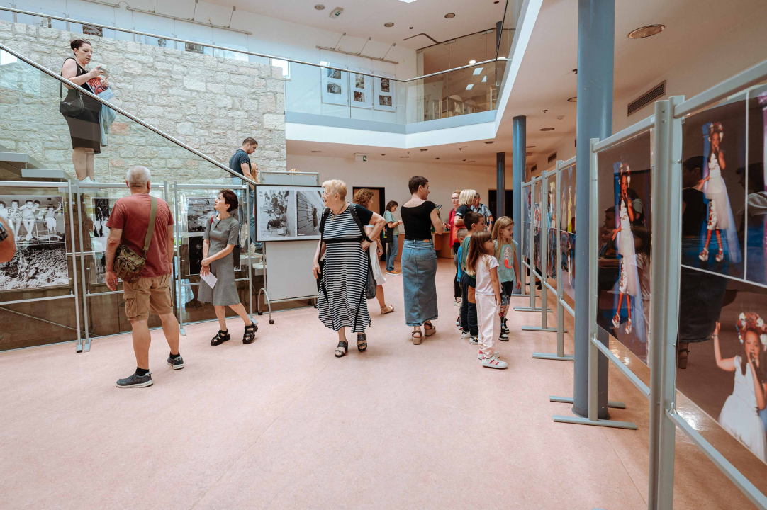 Svako dijete treba mir: U knjižnici predavanje o migrantima u lokalnoj zajednici i izložba ratnog MDF-a