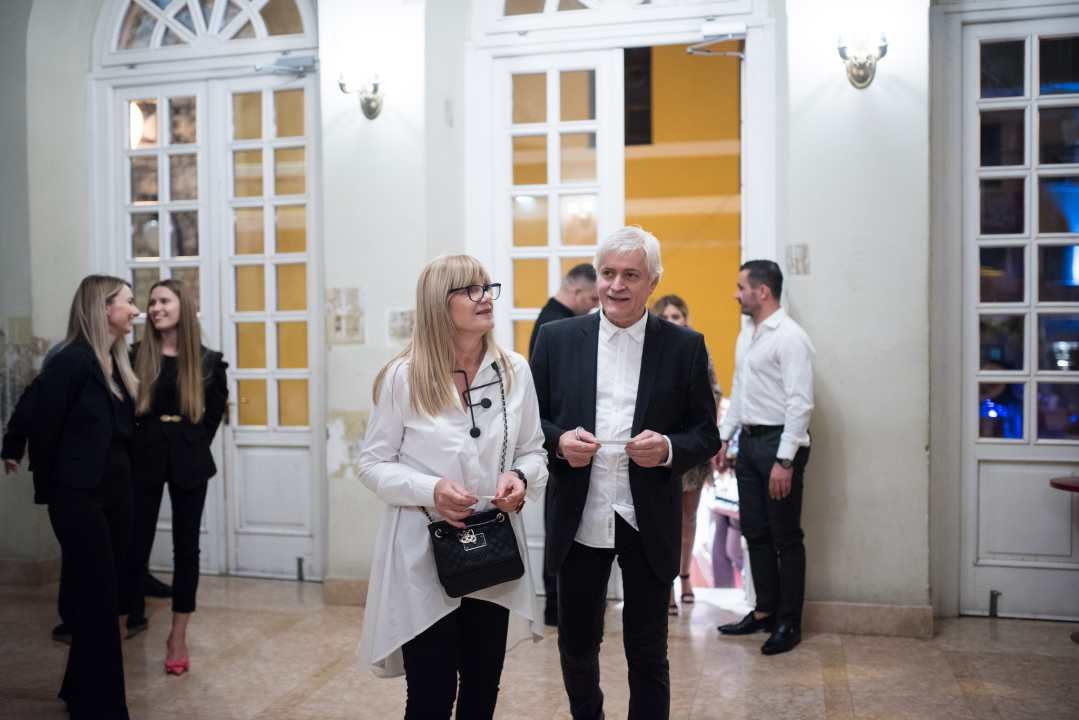 Dođi gola na večeru: Nova predstava šibenskog kazališta humorom šamara gledatelje!