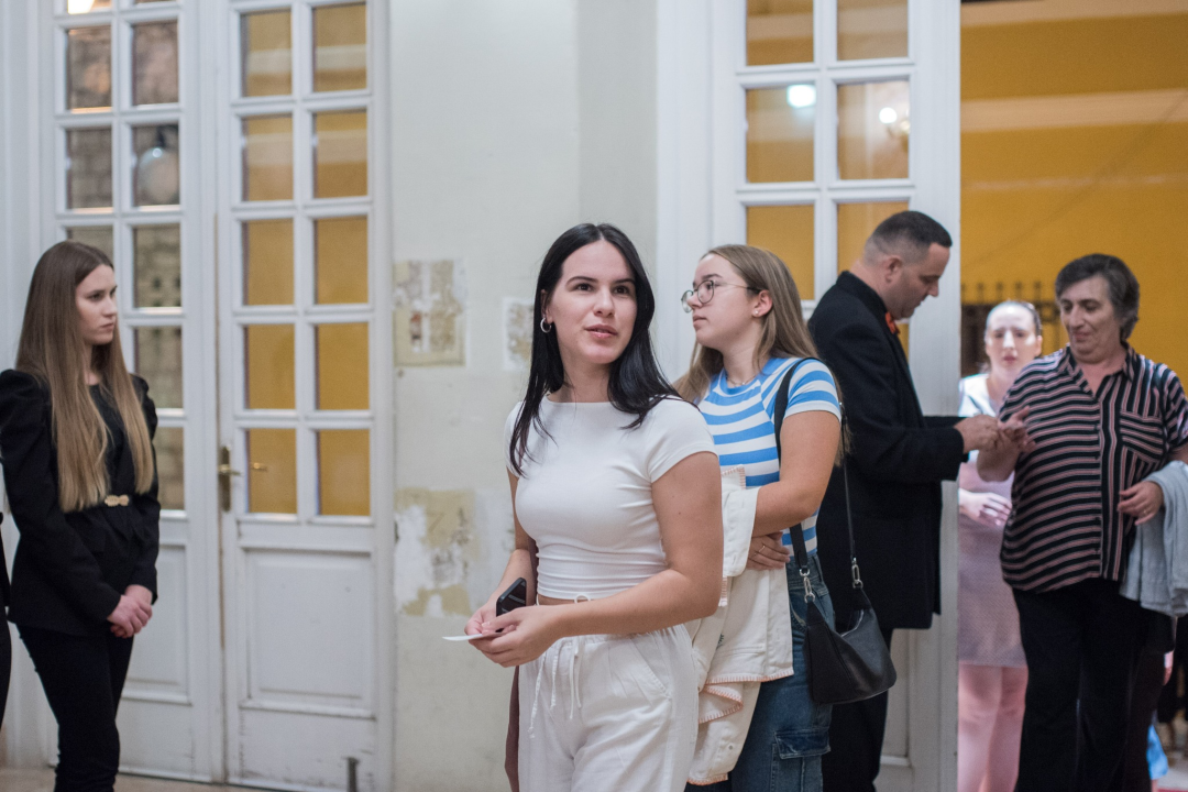 Dođi gola na večeru: Nova predstava šibenskog kazališta humorom šamara gledatelje!