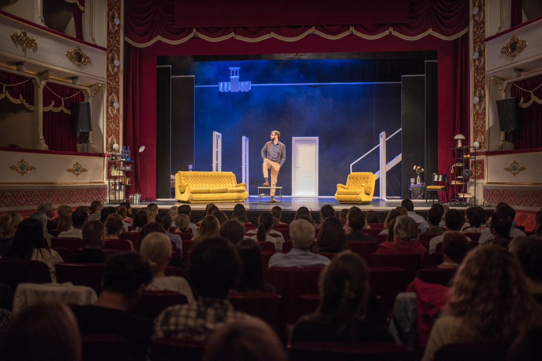 Dođi gola na večeru: Nova predstava šibenskog kazališta humorom šamara gledatelje!