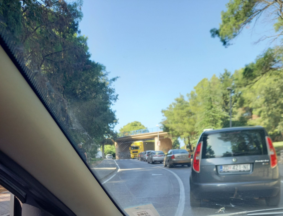 Opet nevolje s kamionima niz gimnaziju: Srećom, ovaj put je relativno brzo riješena stvar