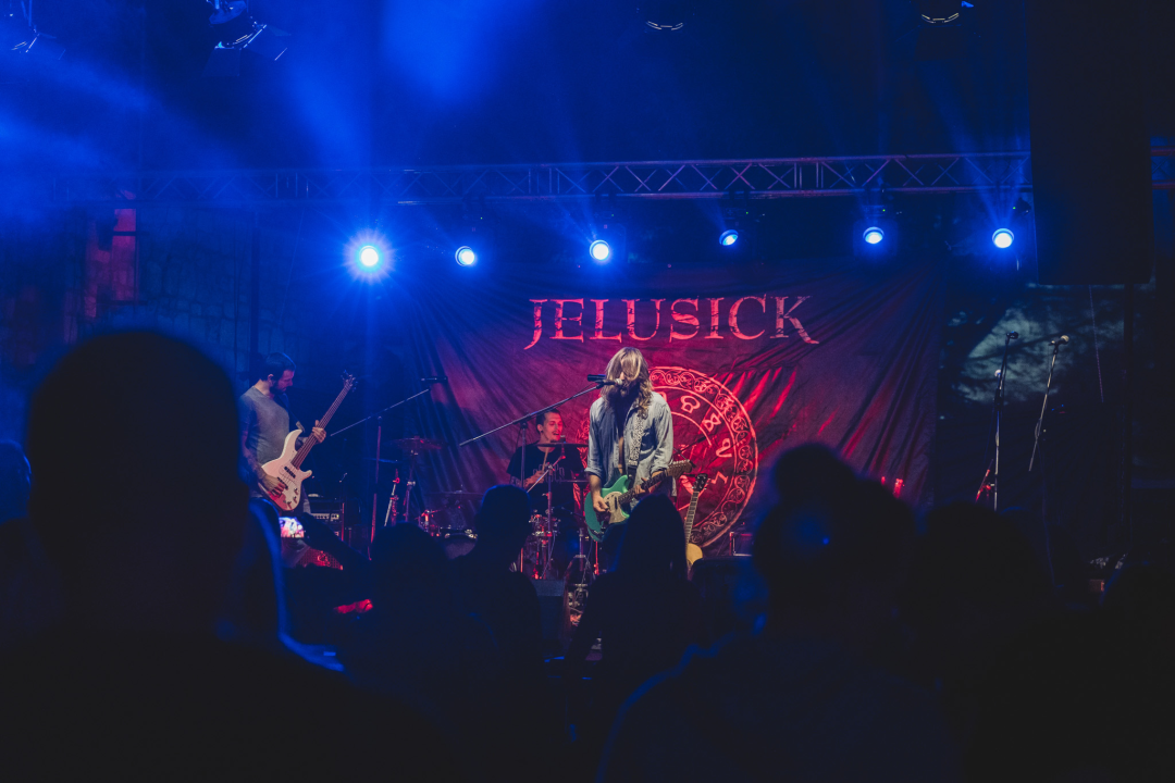 Dino Jelusić zatvorio ‘Bablje ljeto’ u Šibeniku, pogledajte atmosferu s koncerta