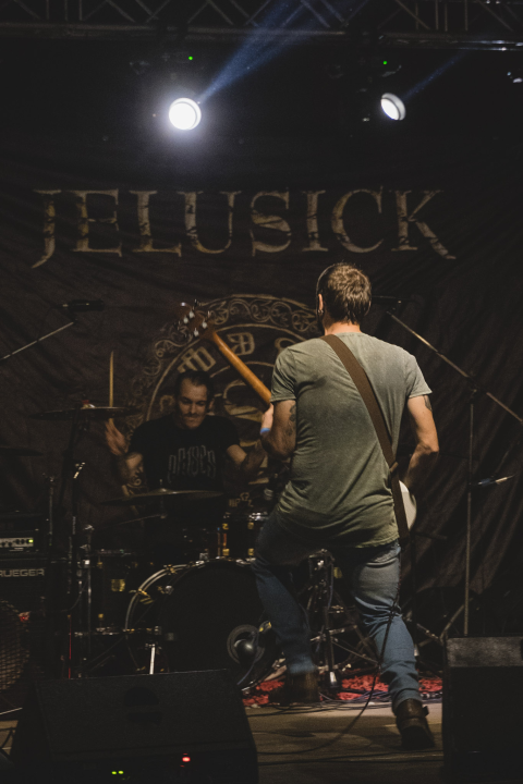 Dino Jelusić zatvorio ‘Bablje ljeto’ u Šibeniku, pogledajte atmosferu s koncerta